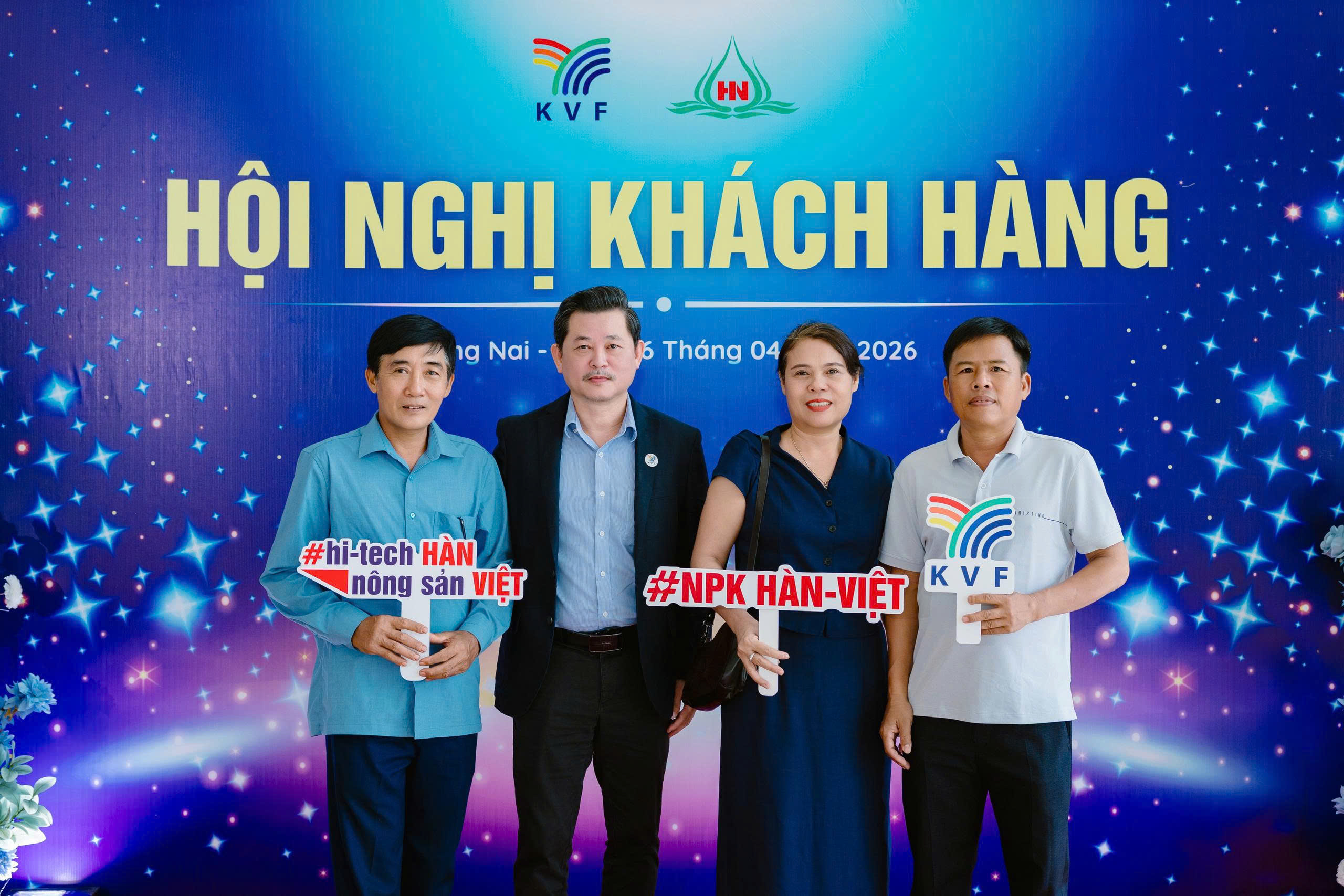 Lãnh đạo KVF chụp hình cùng các đại lý đến tham dự hội nghị