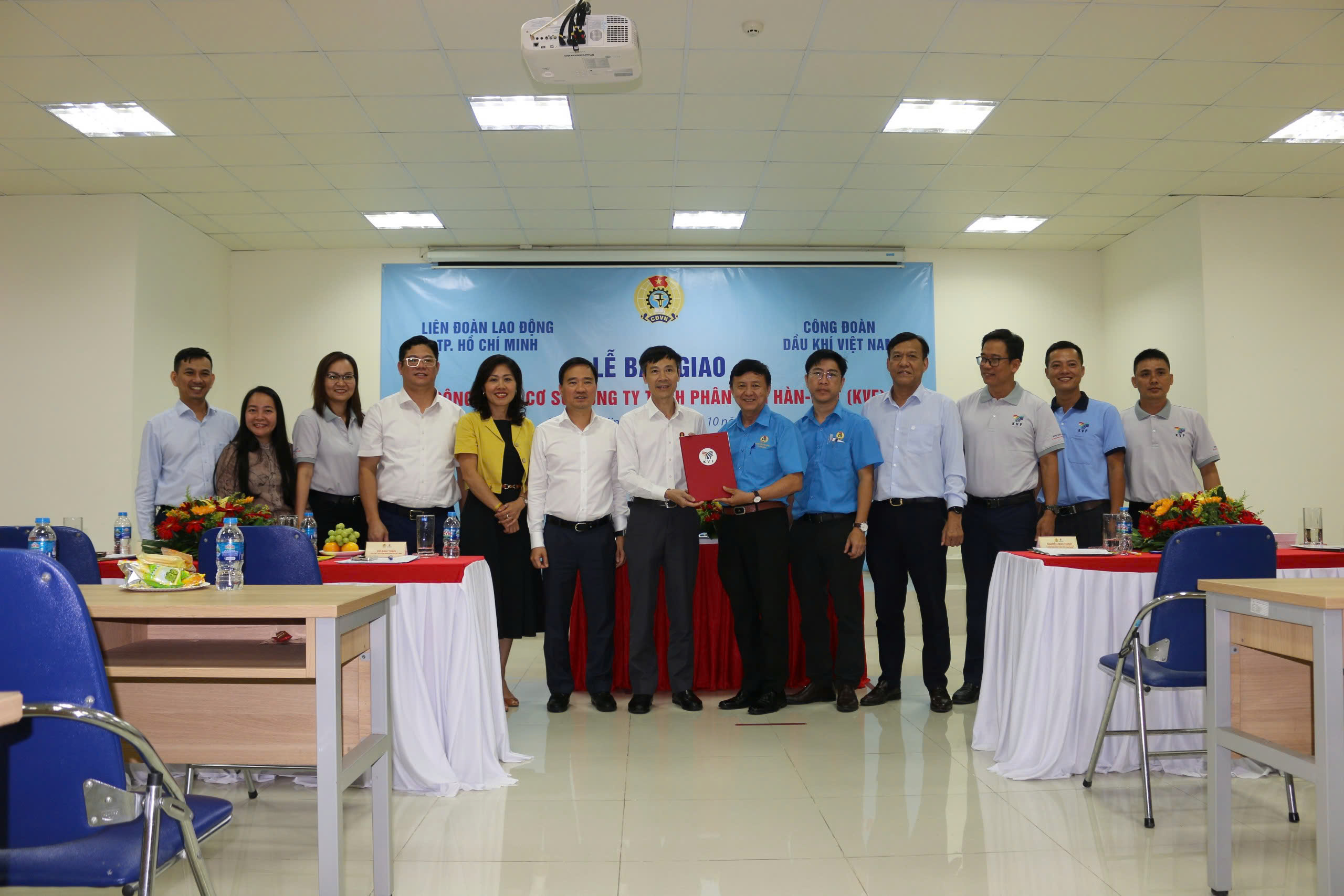 LỄ KÝ BIÊN BẢN BÀN GIAO CÔNG ĐOÀN CƠ SỞ CÔNG TY TNHH PHÂN BÓN HÀN-VIỆT (KVF)