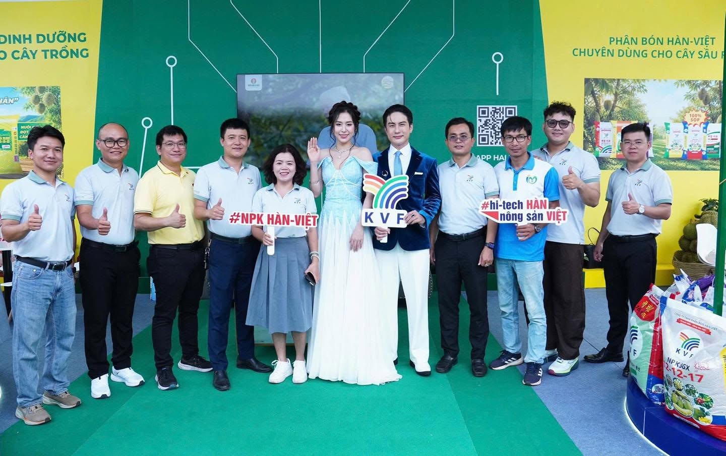 Lãnh đạo Sở Công Thương cùng các Đại sứ Lễ hội Sầu riêng đã ghé thăm, tham quan và tìm hiểu các sản phẩm, giải pháp dinh dưỡng cây trồng tại gian hàng KVF.