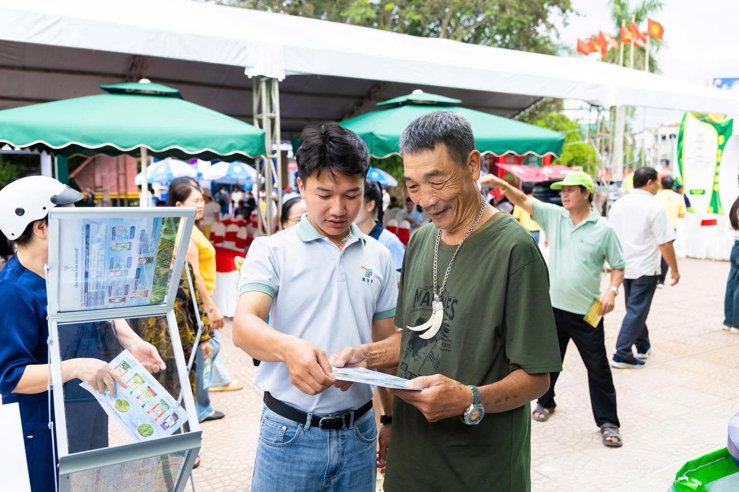 Nhân viên Công ty Phân bón Hàn-Việt (KVF) đang tư vấn cho bà con nông dân về các dòng sản phẩm chuyên dùng của KVF trong chăm sóc và phát triển cây sầu riêng.