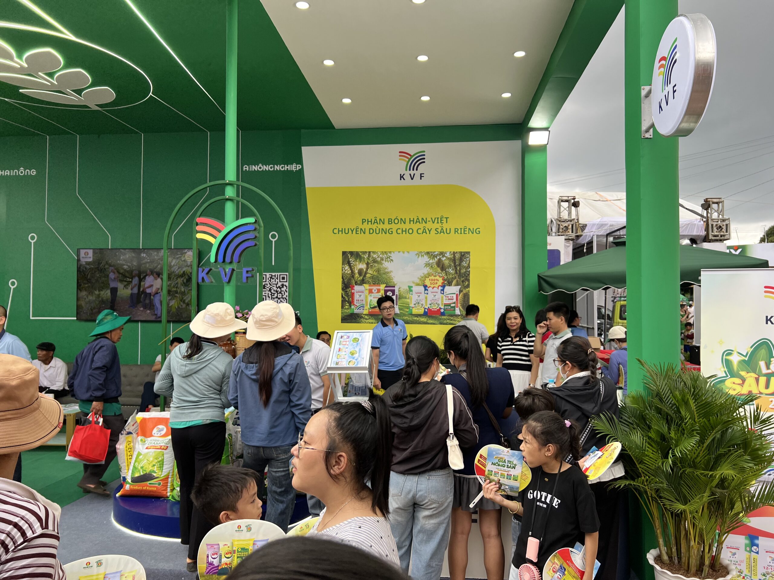 Hoạt động check in nhận quà tặng tại gian hàng được bà con tham gia sôi nổi